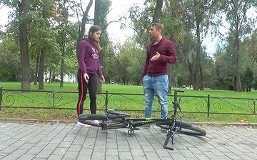 Downloaden Evelina darling krijgt een lekke band op de campus en neukt dan de man die haar hielp