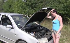 Regarde maintenant - Kiara gold baise l'étalon qui l'aide quand sa voiture surchauffe !