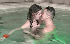 Alessandra Amore se fait baiser profondément au bord de la piscine parce que l'eau la fait mouiller. - movie 1 - 2
