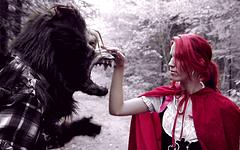 Ver ahora - Brind love hace de caperucita roja y se la lleva el lobo feroz