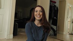 Regarde maintenant - Erin grey reçoit deux doigts dans le cul alors qu'elle chevauche une grosse bite porno.