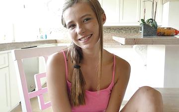 Herunterladen Carolina sweets leckt ihren stiefvater am arsch und er gibt ihr mehrere orgasmen