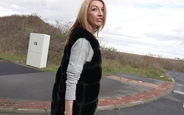 Télécharger La prostituée chanel kiss se fait baiser à travers ses bas déchirés.