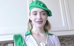 Anastasias Arsch sieht in ihrem kurzen Pfadfinderrock knallhart aus, als sie einen Schwanz reitet - movie 1 - 2