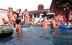 Wilde Swinger machen alles auf dieser XXX Pool Party - movie 3 - 2