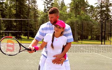 Herunterladen Kathy spielt lieber mit ihren tennislehrerbällen als mit tennis