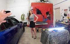 Brianna Rose muss ihr Auto reparieren und sie ist bereit zu ficken - movie 1 - 2