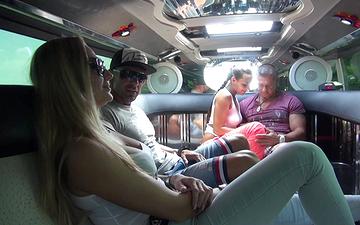 Descargar ¡ursula se folla a un ligón de vacaciones en el autobús de la fiesta!