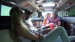 Regarde maintenant - Ursula baise avec un partenaire de vacances dans le bus de la fête !