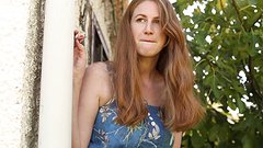 Jetzt beobachten - Chloe b. masturbiert ihre nasse muschi, nachdem sie einem paar beim ficken zugesehen hat