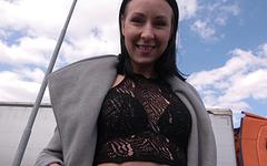 Guarda ora - Linda caprice leaves the car door open as she gives head to a stranger