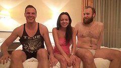 Kijk nu - Samantha sucks and fucks her way to fame in this hardcore threesome