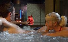 Lara Tinelli et Sara Class baisent dans la douche du spa sous le regard de Carol Vega ! - movie 2 - 4