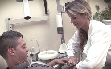Scaricamento L'assistente dentale erica fontes vive la sua fantasia e scopa con un cliente sexy