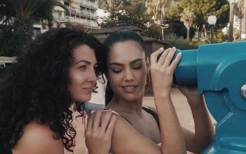 Herunterladen Apolonia lapiedra und gia ren spritzen beide beim heißen lesbensex ab