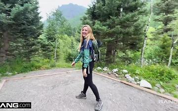 Downloaden Molly pills takes us on a sex adventure deep in the wilderness