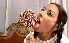 Guarda ora - Sexy latina who loves to suck on lollipops and cocks for a sweet taste