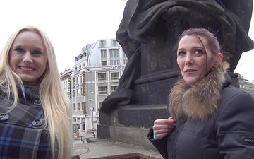 Herunterladen Angel wicky reibt ihre klitoris, während dieser hengst ihren arsch aufreißt!