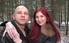 Jetzt beobachten - Kate gold saugt den schwanz ihres mannes, während sein kumpel ihre enge muschi probiert