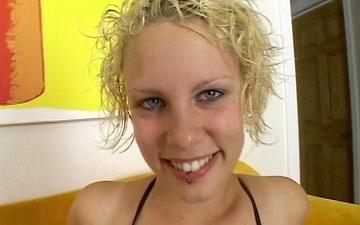 Scaricamento Freaky blonde with lip piercing slides her lips and tongue down your shaft