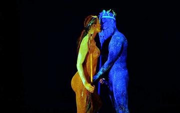 Descargar Charli red se folla a un dios del bosque en una escena nocturna que brilla en la oscuridad
