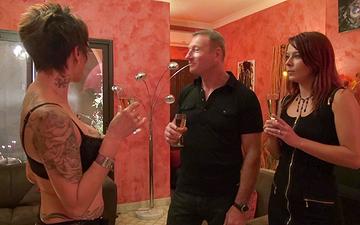 Scaricamento Britney, catalya mia e dixie valens organizzano una gang bang interrazziale con sesso anale!