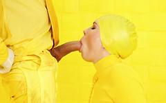 Mimi Cica is in het geel omdat ze gulzig is naar alle lullen die ze kan krijgen! - movie 2 - 3