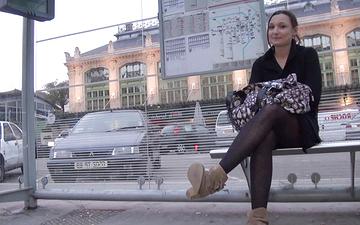 Télécharger Melyne leona se fait ramasser à l'arrêt de bus et va chercher un dp.