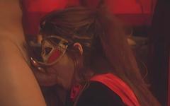 Mélanie baise un étalon entourée d'inconnus masqués lors d'une fête de la société du sexe. - movie 7 - 3