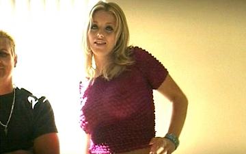 Télécharger La blonde brittney skye te donne un aperçu de sa première scène pornographique à 18 ans.