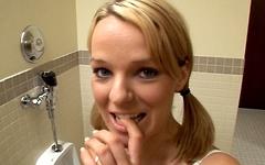 Kijk nu - Cosette is down on her knees in the bathroom to service a big fat cock