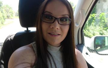Descargar Wendy moon se folla el semen de su polla en el autobús de la follada