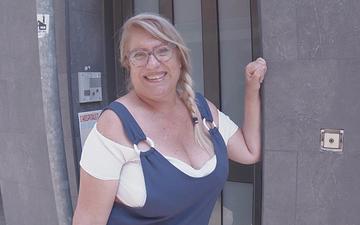 Télécharger La grand-mère bbw fina est toujours mouillée et excitée à l'idée de baiser.
