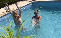 Dans les coulisses de la fête au bord de la piscine avec Jordanne Kali et Yelena Vera - movie 4 - 2