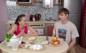 Scaricamento Olivia trunk pulls her panties to the side for a quickie in the kitchen