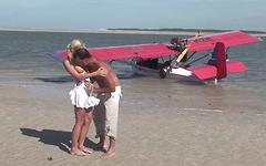 Caylian Curtis se folla a un piloto en la playa de una isla aislada - movie 4 - 2