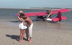 Kijk nu - Caylian curtis fucks a pilot on a secluded island beach