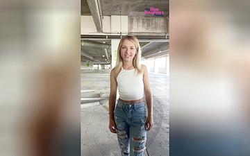 Herunterladen Emma bugg lässt den vater ihrer mitbewohnerin in sich abspritzen