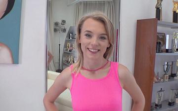 Herunterladen Lily ray mag zierlich sein, aber diese schlampe kann es hart in den arsch nehmen