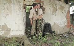 Militaire hunks Vittorio Vega en Jake Stark neuken in een verlaten fort - movie 2 - 2