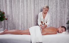 Lola Blond offre à Sara Kay un massage lesbien de fin de vie. - movie 3 - 2