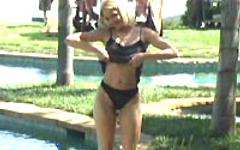 Cameran Cane muestra su dulce y duro cuerpo en un striptease al aire libre - movie 1 - 3