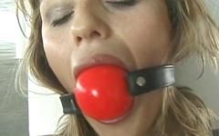 Guarda ora - Kinky toy weilding lesbians take turns in rubber for their hard play