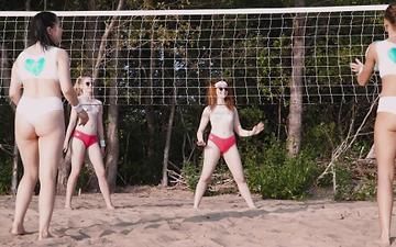 Downloaden Lesbian beach volleyball team has an orgy