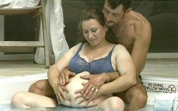 Herunterladen Pregnant bitches are so horny