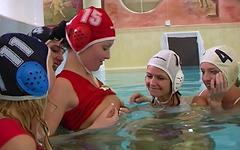 ¡Jugadoras de waterpolo practican sexo lésbico en la piscina de entrenamiento! - movie 3 - 2