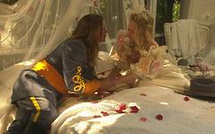 Amber Rain es follada en una cama llena de pétalos de rosa - movie 4 - 2