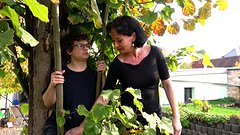 Regarde maintenant - Rita black, une personne âgée, prend son pied en baisant les intellos de l'université.