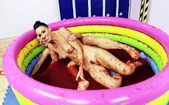 Guarda Tammie Lee e Romana Ryder lottare in una vasca di gelatina - movie 4 - 5