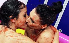 Guarda Tammie Lee e Romana Ryder lottare in una vasca di gelatina - movie 4 - 7